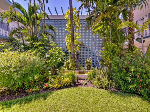 Walk to Beach Naples Vacation Studio With Communal Pool