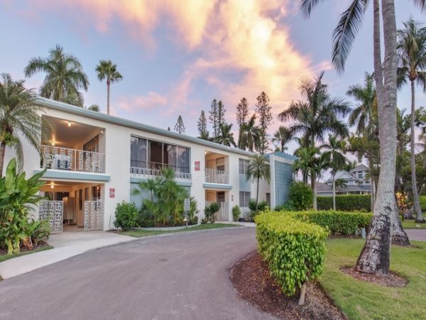 Walk to Beach Naples Vacation Studio With Communal Pool