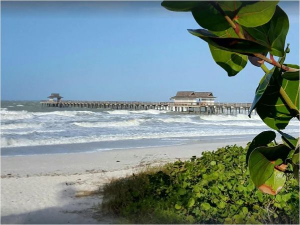Walk to Beach Naples Vacation Studio With Communal Pool