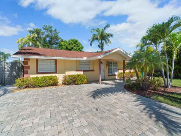 Charming Naples Home with 3-Bedrooms and Pool
