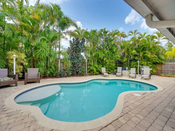 Naples Vacation Pool Home Four Bedrooms Sleeps 8 Guests