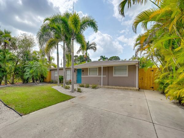 Naples Vacation Pool Home Four Bedrooms Sleeps 8 Guests