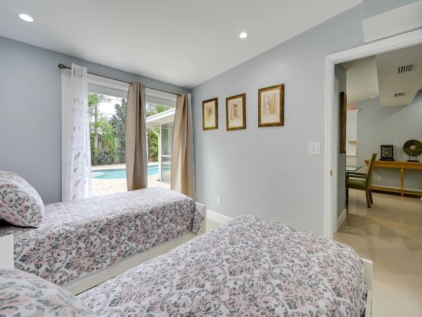 Naples Vacation Pool Home Four Bedrooms Sleeps 8 Guests