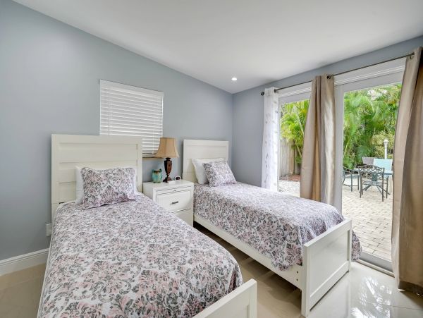 Naples Vacation Pool Home Four Bedrooms Sleeps 8 Guests
