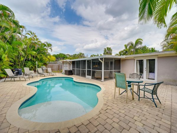 Naples Vacation Pool Home Four Bedrooms Sleeps 8 Guests