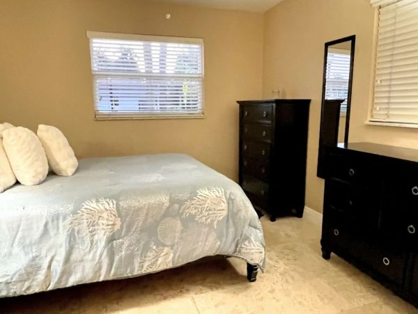 Naples Two Bedroom Walk to Beach Vacation Condo Sleeps 6