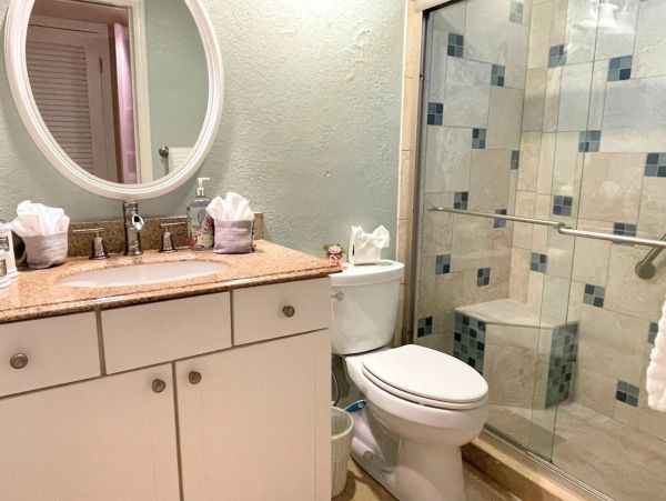 Naples Two Bedroom Walk to Beach Vacation Condo Sleeps 6