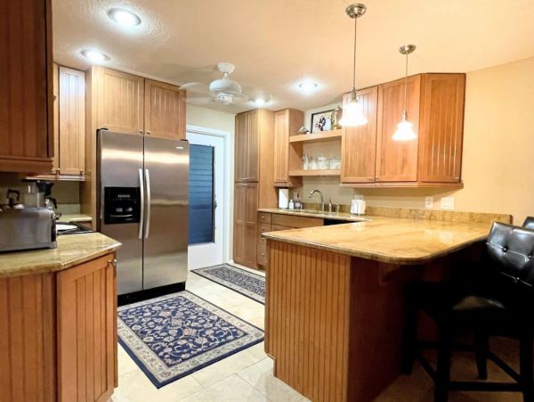 Naples Two Bedroom Walk to Beach Vacation Condo Sleeps 6