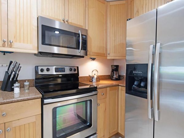 Naples Two Bedroom Walk to Beach Vacation Condo Sleeps 6
