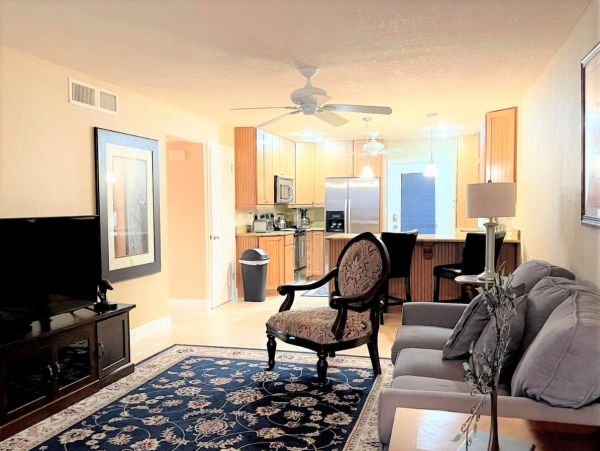 Naples Two Bedroom Walk to Beach Vacation Condo Sleeps 6