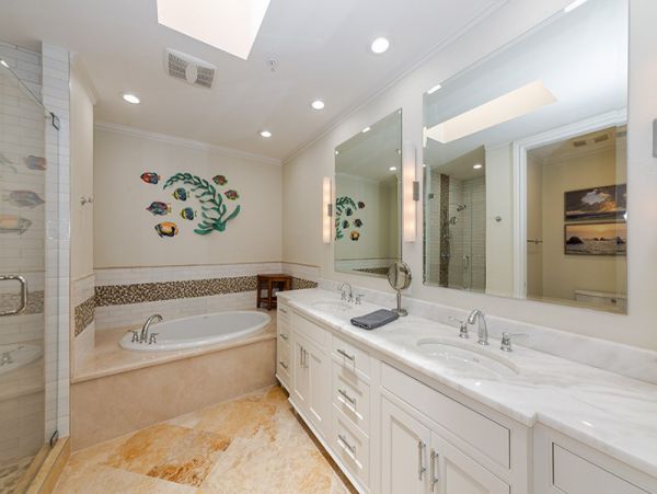 Modern Two Bedroom Vacation Condo in Naples Walk To Beach