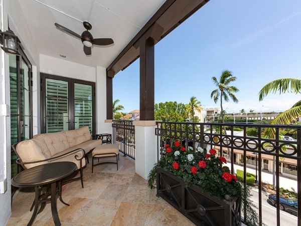 Modern Two Bedroom Vacation Condo in Naples Walk To Beach