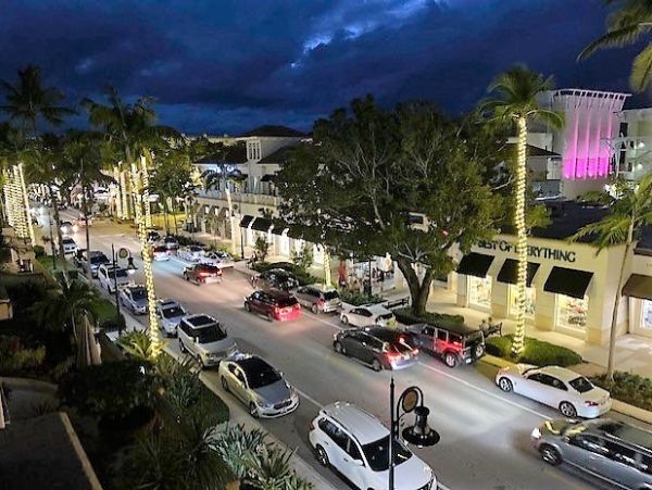 Modern Two Bedroom Vacation Condo in Naples Walk To Beach