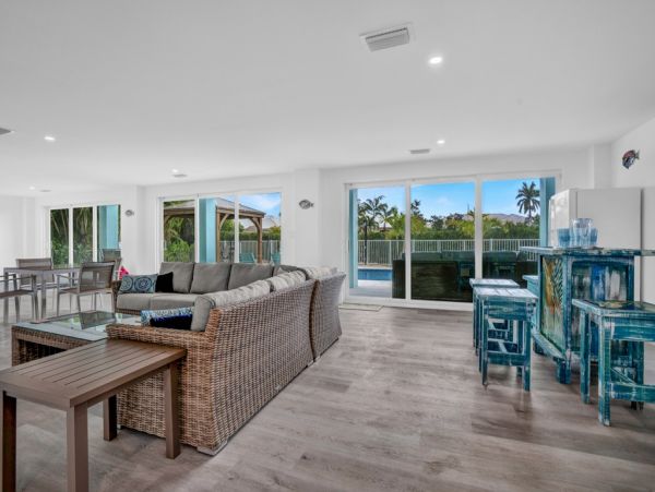 Key Colony Beach  Luxury Vacation Villa on Water Pool