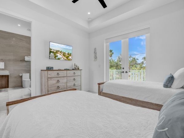 Key Colony Beach  Luxury Vacation Villa on Water Pool