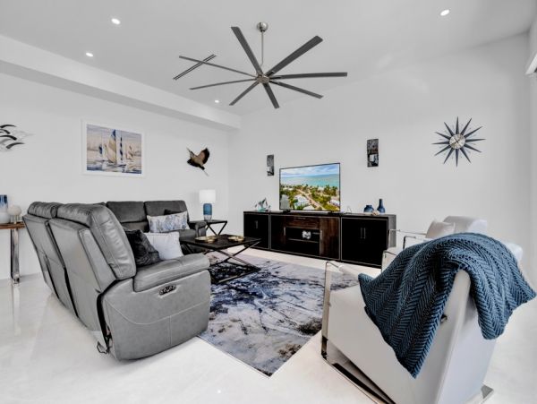 Key Colony Beach  Luxury Vacation Villa on Water Pool
