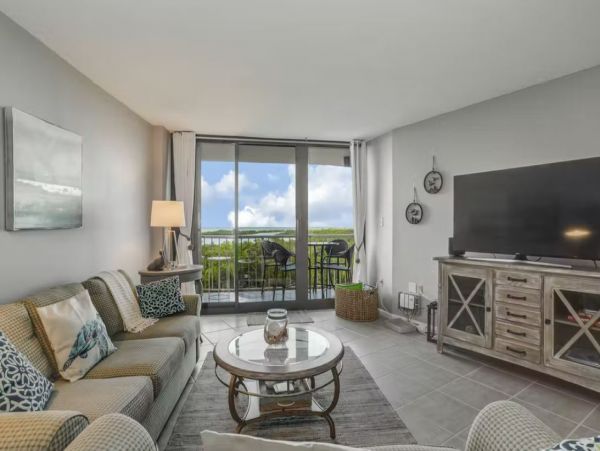 Marco Island Vacation Coastal Condo with Beach Access