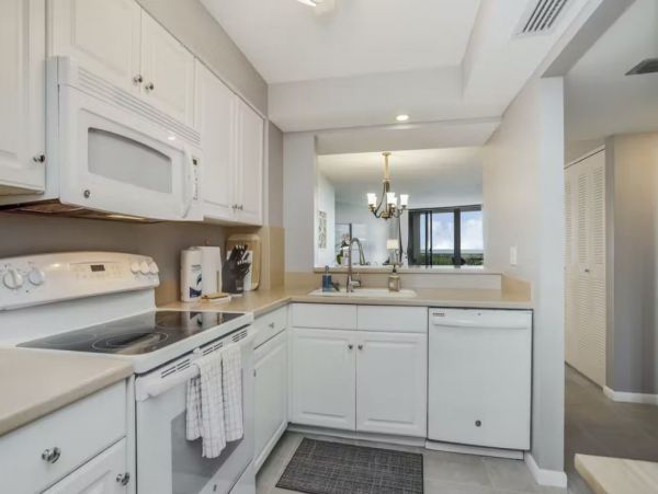 Marco Island Vacation Coastal Condo with Beach Access