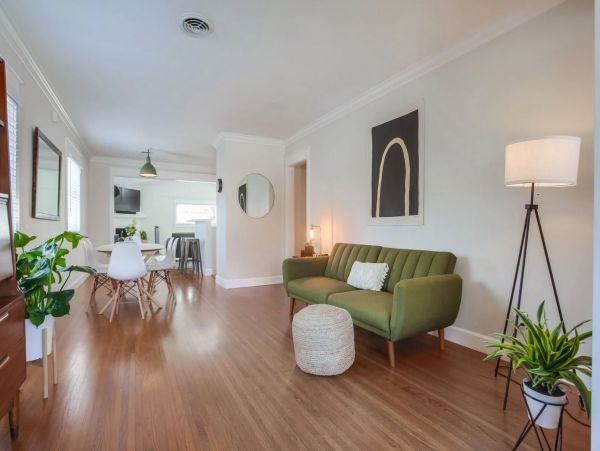 Beautiful Oceanside Vacation Home Walk to Beach Sleeps 6