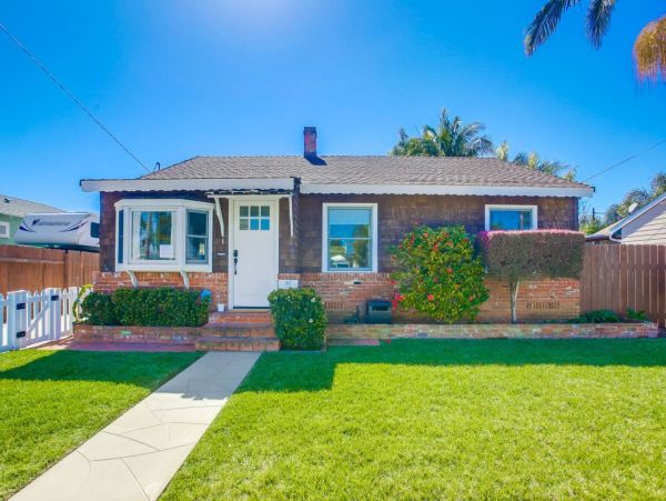 Beautiful Oceanside Vacation Home Walk to Beach Sleeps 6