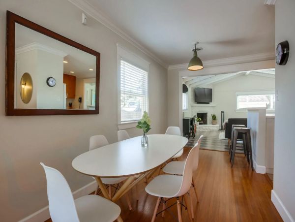 Beautiful Oceanside Vacation Home Walk to Beach Sleeps 6