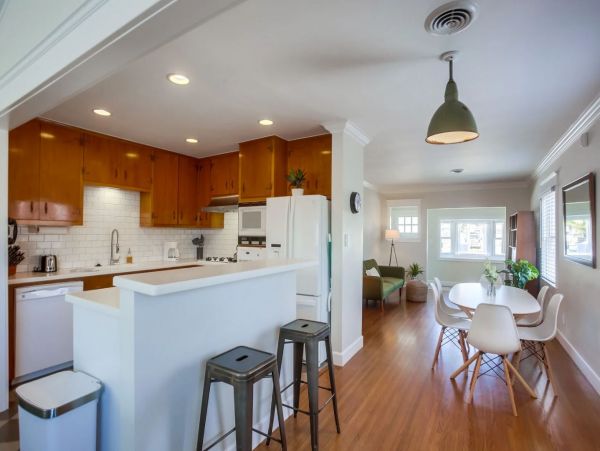 Beautiful Oceanside Vacation Home Walk to Beach Sleeps 6