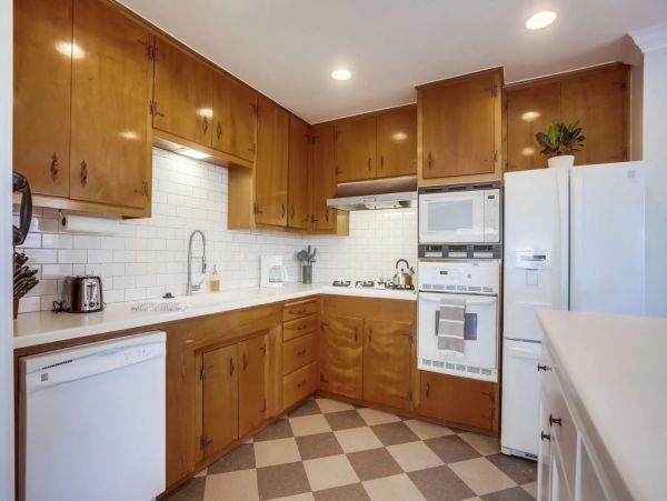Beautiful Oceanside Vacation Home Walk to Beach Sleeps 6