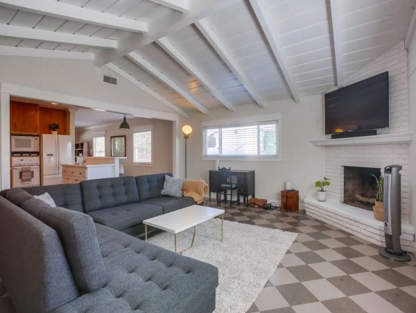 Beautiful Oceanside Vacation Home Walk to Beach Sleeps 6