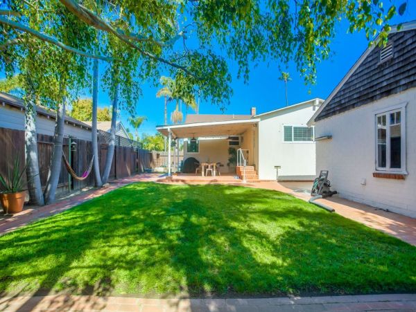Beautiful Oceanside Vacation Home Walk to Beach Sleeps 6