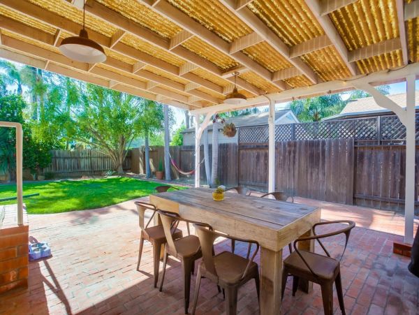 Beautiful Oceanside Vacation Home Walk to Beach Sleeps 6