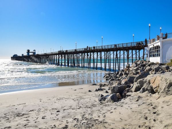 Beautiful Oceanside Vacation Home Walk to Beach Sleeps 6