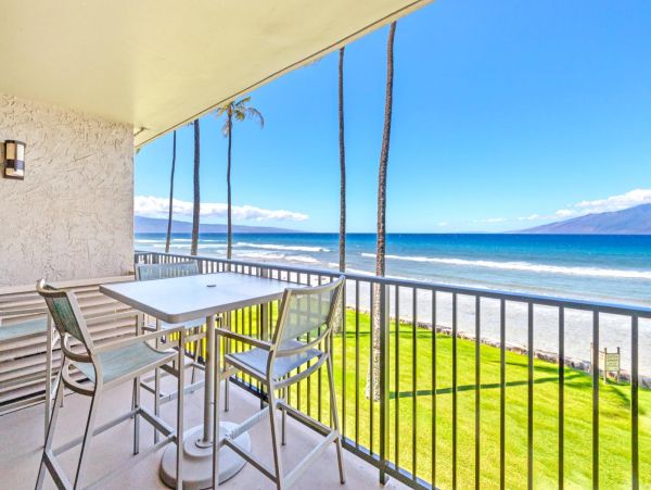 Lahaina One Bedroom Condo with Ocean View Sleeps 4 Guests