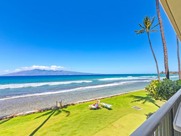 Lahaina One Bedroom Condo with Ocean View Sleeps 4 Guests