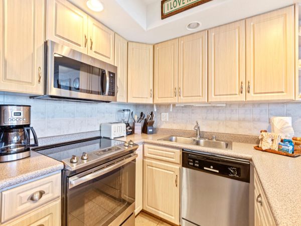 Lahaina One Bedroom Condo with Ocean View Sleeps 4 Guests