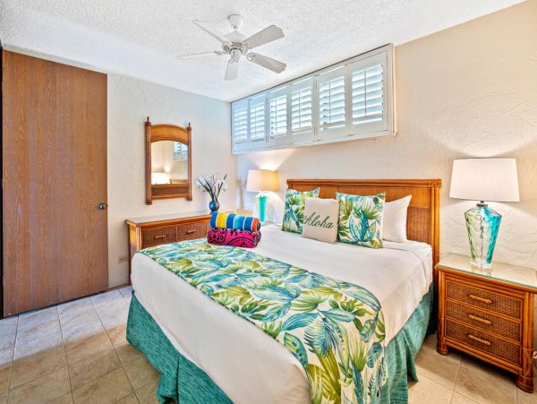 Lahaina One Bedroom Condo with Ocean View Sleeps 4 Guests