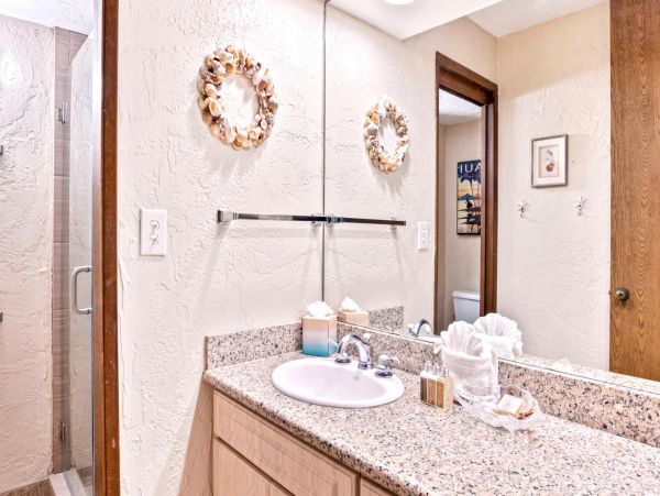 Lahaina One Bedroom Condo with Ocean View Sleeps 4 Guests