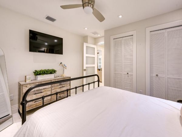 Naples Vacation Pool Home Four Bedrooms Walk To Beach