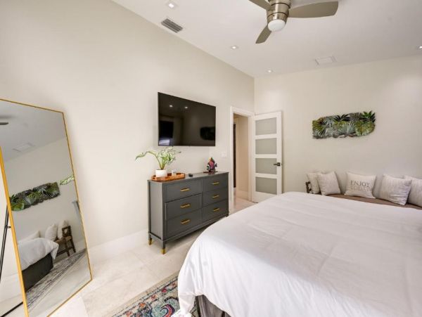 Naples Vacation Pool Home Four Bedrooms Walk To Beach