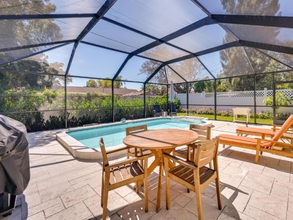 Naples Vacation Pool Home Four Bedrooms Walk To Beach