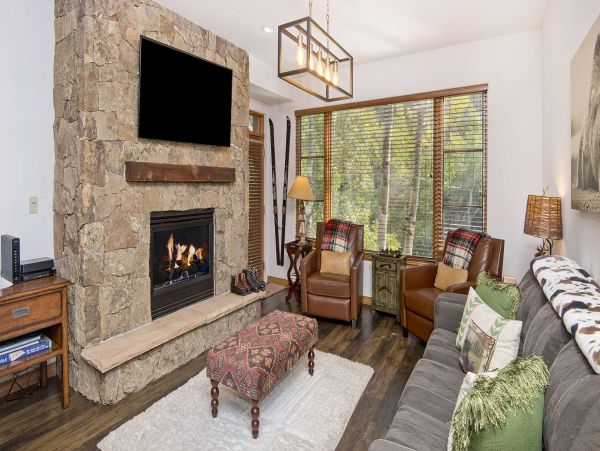 Arrowhead Residence in an Exclusive Community Sleeps 7