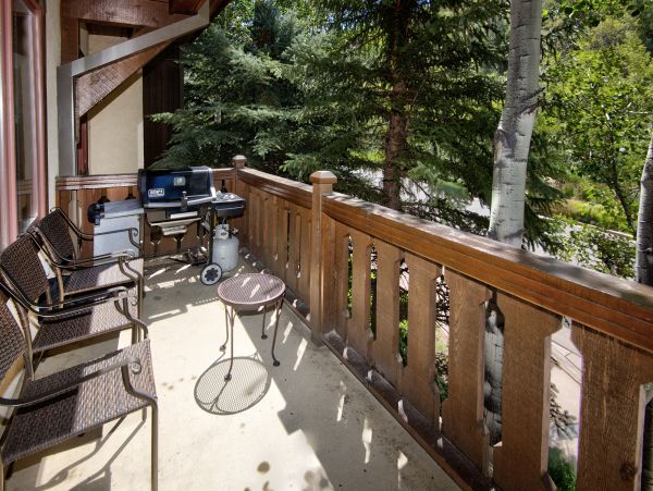 Arrowhead Residence in an Exclusive Community Sleeps 7