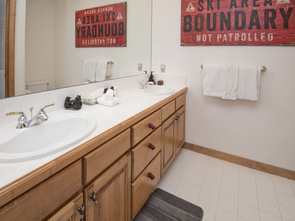 Arrowhead Residence in an Exclusive Community Sleeps 7