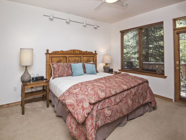 Arrowhead Residence in an Exclusive Community Sleeps 7