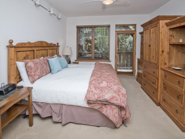 Arrowhead Residence in an Exclusive Community Sleeps 7