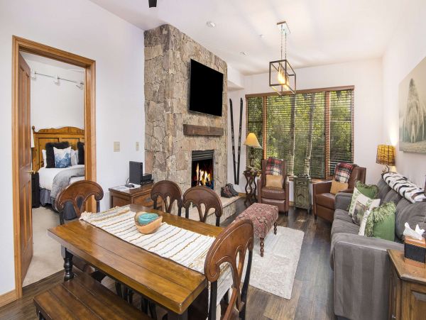 Arrowhead Residence in an Exclusive Community Sleeps 7