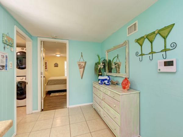 Bradenton Beach Vacation Cottage - one minute Walk to Beach
