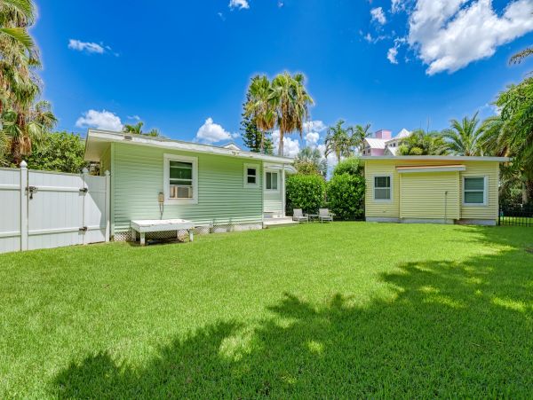 Bradenton Beach Vacation Cottage - one minute Walk to Beach