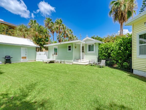 Bradenton Beach Vacation Cottage - one minute Walk to Beach