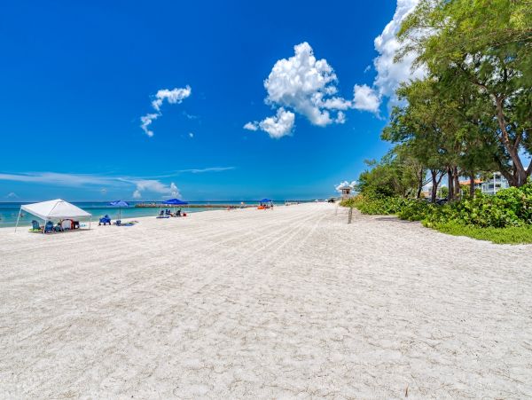 Bradenton Beach Vacation Cottage - one minute Walk to Beach