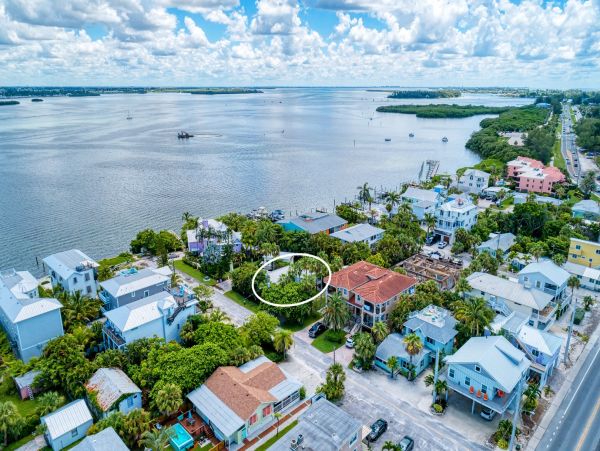 Bradenton Beach Vacation Cottage - one minute Walk to Beach